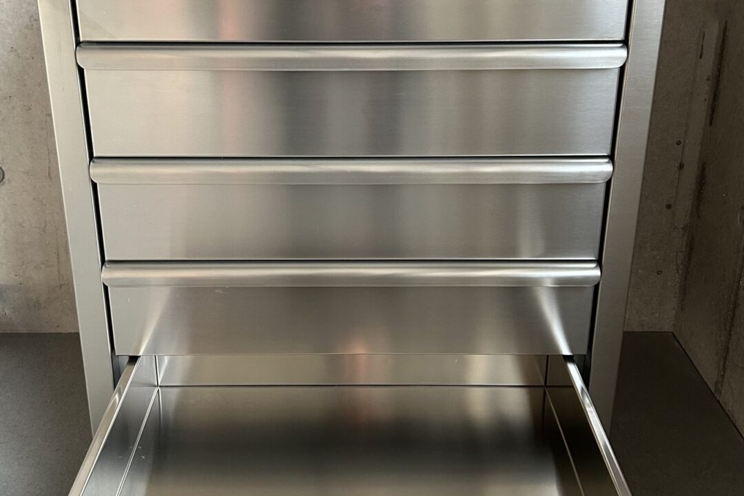 Edelstahlschrank mit 5 Schubladen.jpg